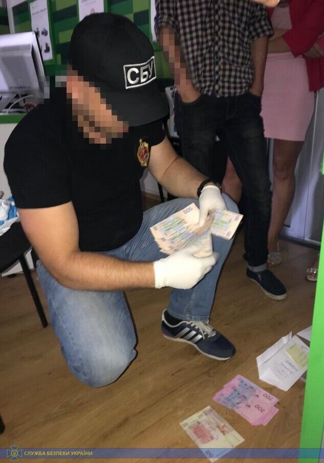 "Прощав" борги за кредитами: в Одесі СБУ затримала менеджера держбанку