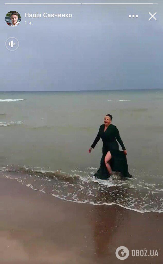 Савченко просто у сукні занурилася у море