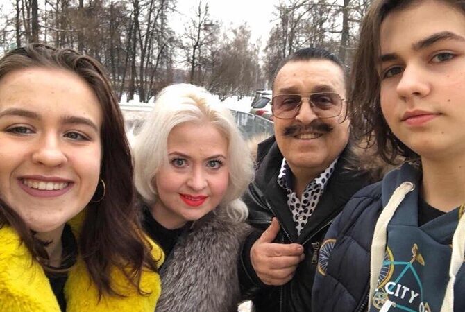 Молодша на 43 роки: як виглядає дружина покійного Віллі Токарєва