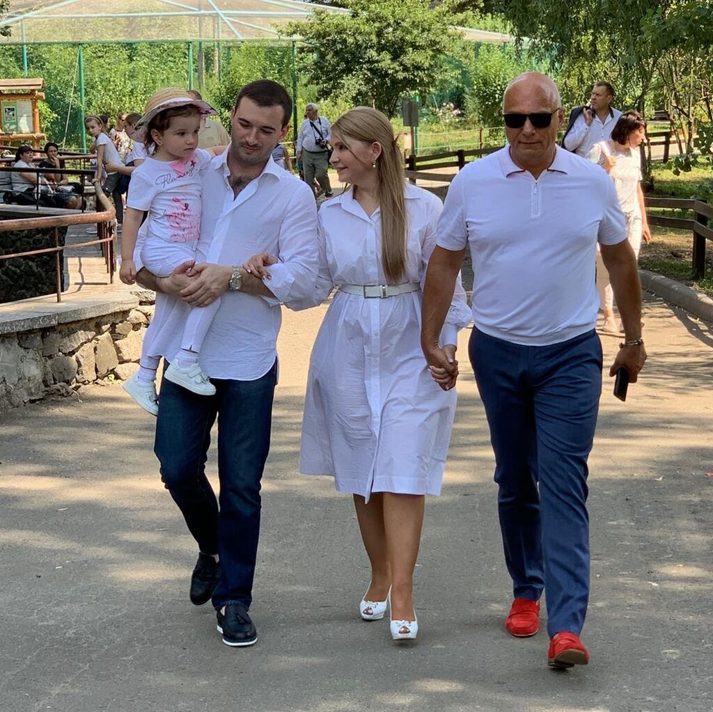 Тимошенко з чоловіком, зятем та онукою