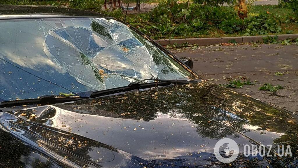 Пошкоджений автомобіль на бульварі Ігоря Шамо (Русанівка)