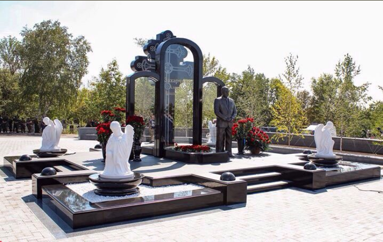 "Доведеться зносити": пам'ятник Захарченку в Донецьку викликав ажіотаж у мережі. Фото