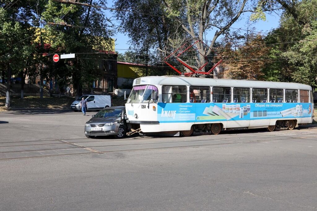 Легковушка протаранила трамвай в Днепре: пострадали люди