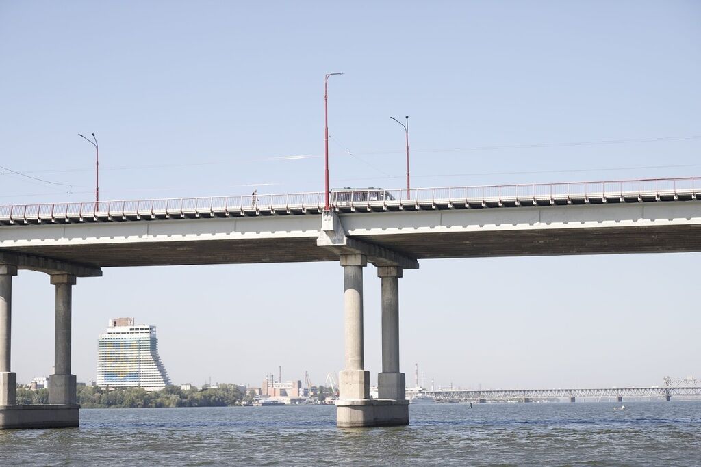 Активисты и эксперты осмотрели ремонт Центрального моста Днепра из воды