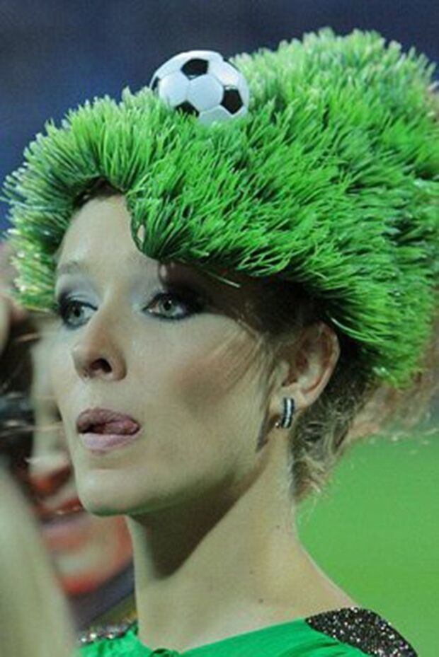 Катя Осадча святкує день народження: добірка з найнезвичайніших капелюхів телеведучої