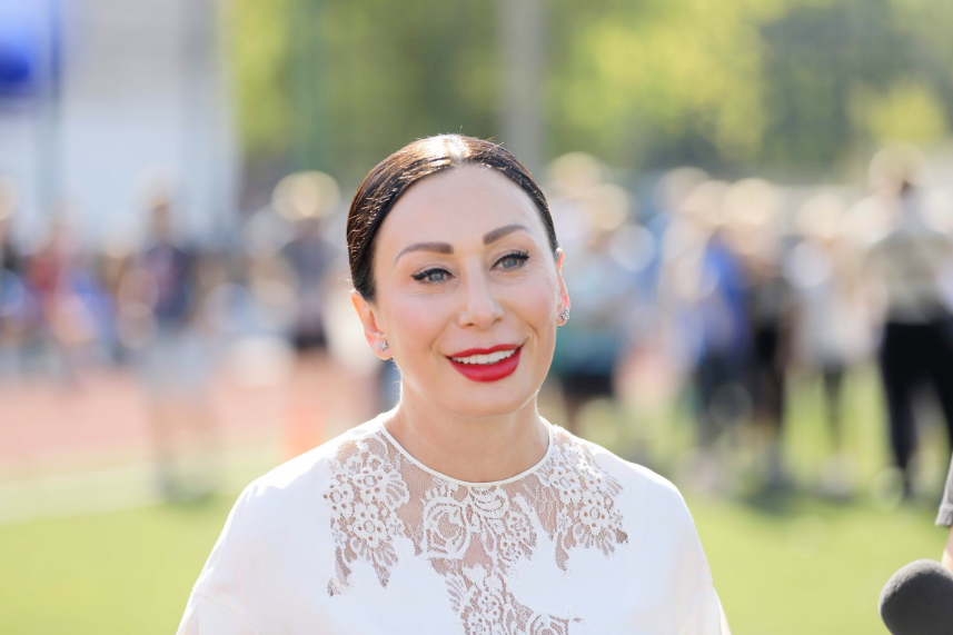 В Днепре открыли большой школьный стадион с футбольным полем и беговыми дорожками