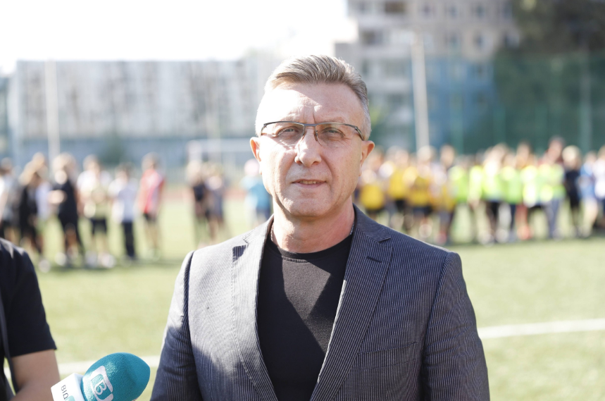 В Днепре открыли большой школьный стадион с футбольным полем и беговыми дорожками