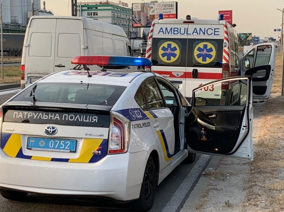 В Оболонському районі Києва, на вулиці Богатирській, частина мосту вулиці Лугової обвалилася просто на автомобіль