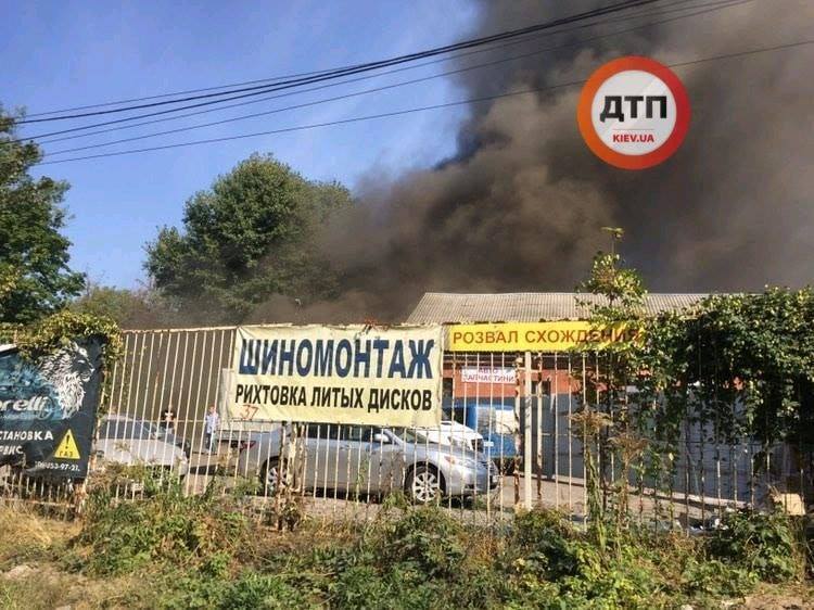 В Подольском районе Киева вспыхнул масштабный пожар