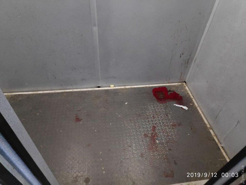 Под Одессой муж-иностранец изрезал жену прямо в лифте