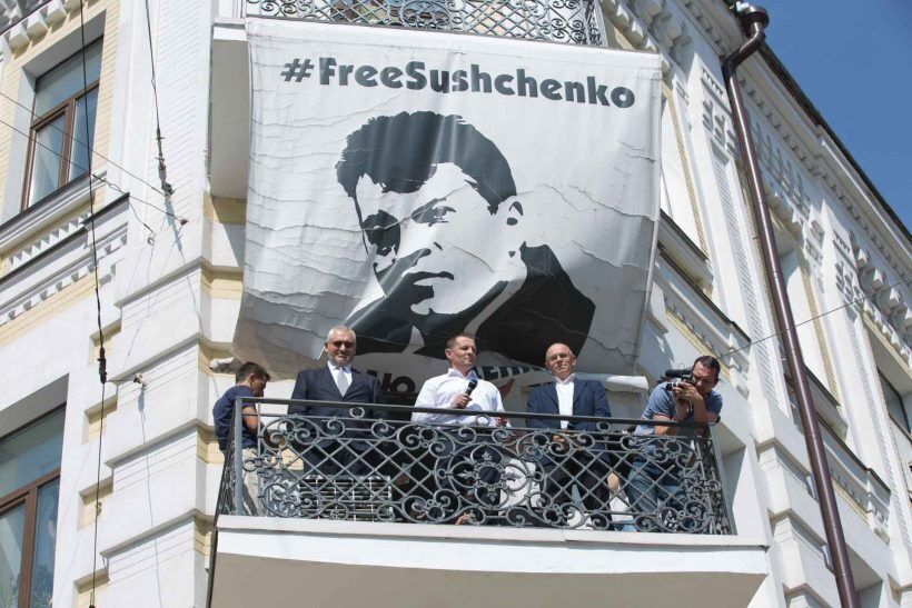 После освобождения Сущенко собственноручно снял плакат #FreeSushchenko c фасада Укринформ