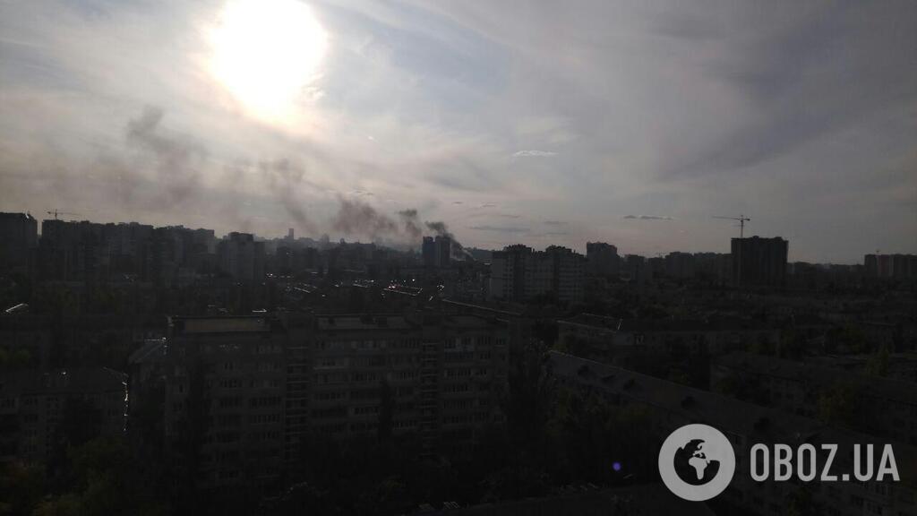 Черный столб дыма видно даже в дальних уголках Киева