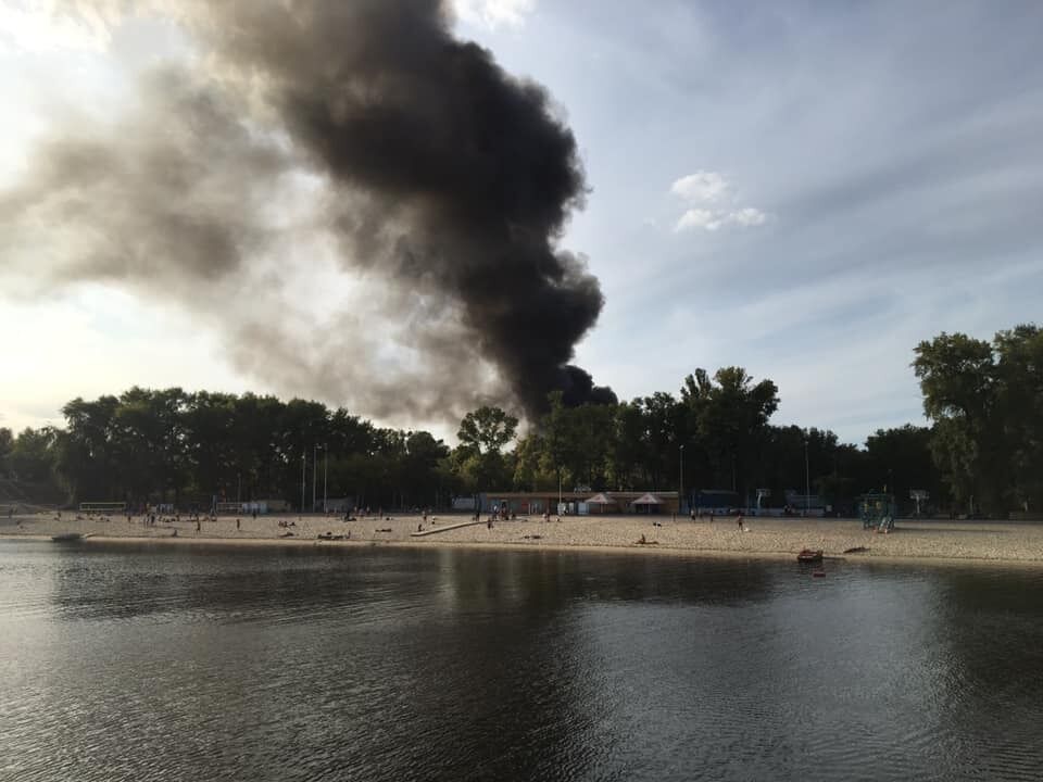 В Киеве загорелся пляжный комплекс Bora Bora