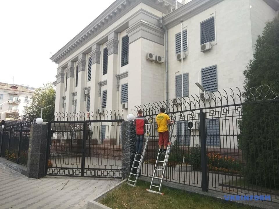 У Києві зняли колючий дріт із посольства Росії