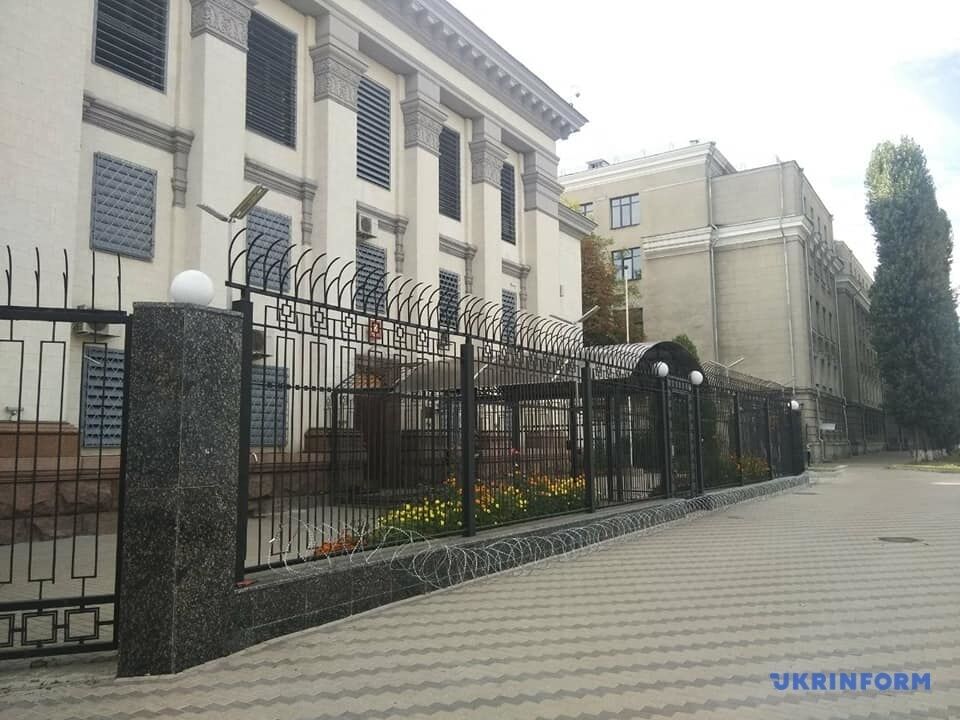 В Киеве сняли колючую проволоку с посольства России