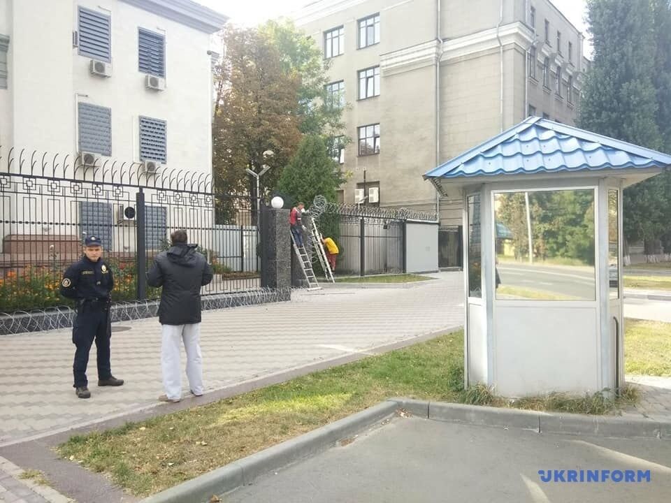 В Киеве с посольства России сняли колючую проволоку