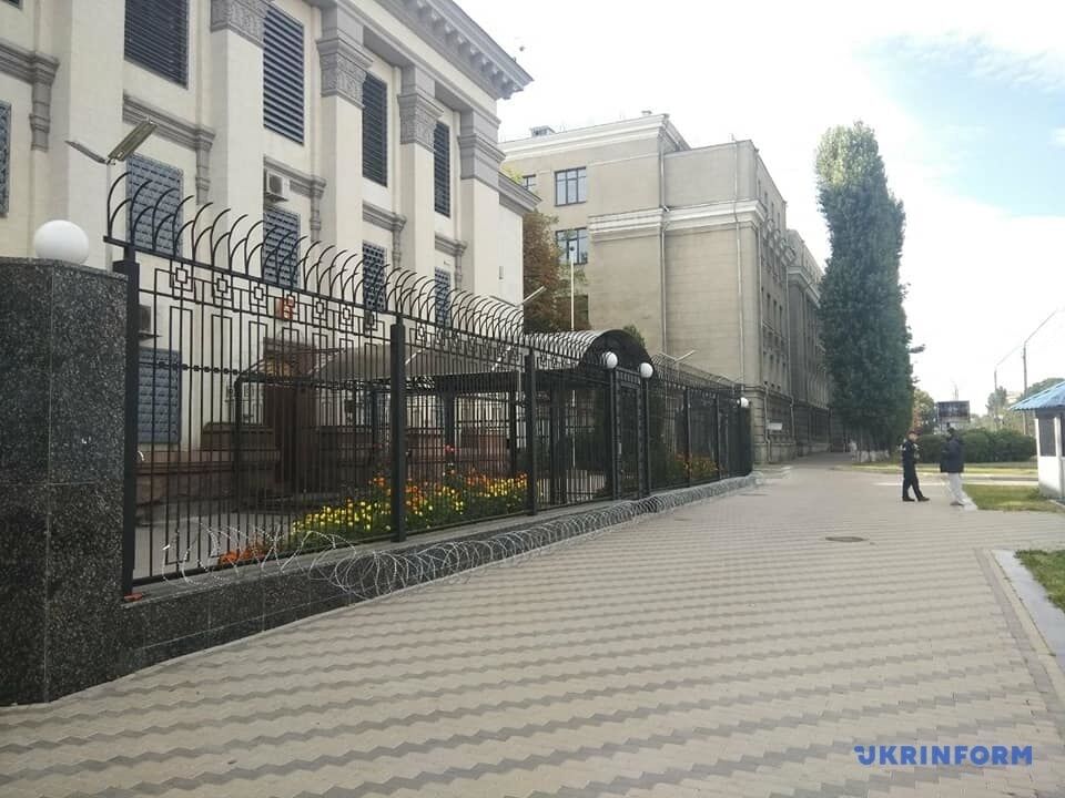 Дріт біля посольства Росії