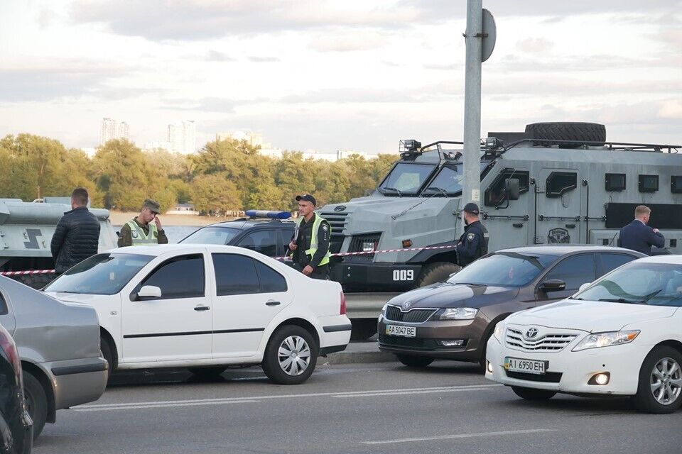 "Террориста" с моста Метро задержали: стали известны требования стрелка