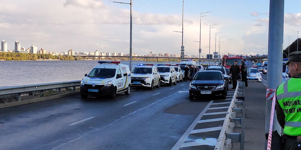 В Киеве военный захватил мост Метро
