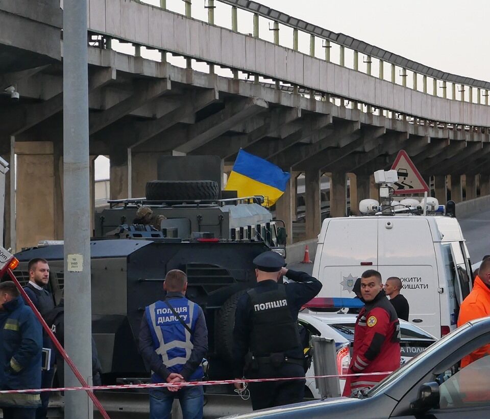 В Киеве военный захватил мост Метро