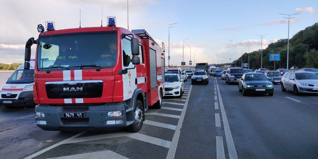 В Киеве военный захватил мост Метро