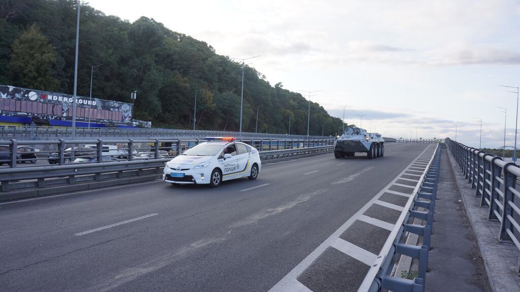 У Києві військовий захопив міст Метро