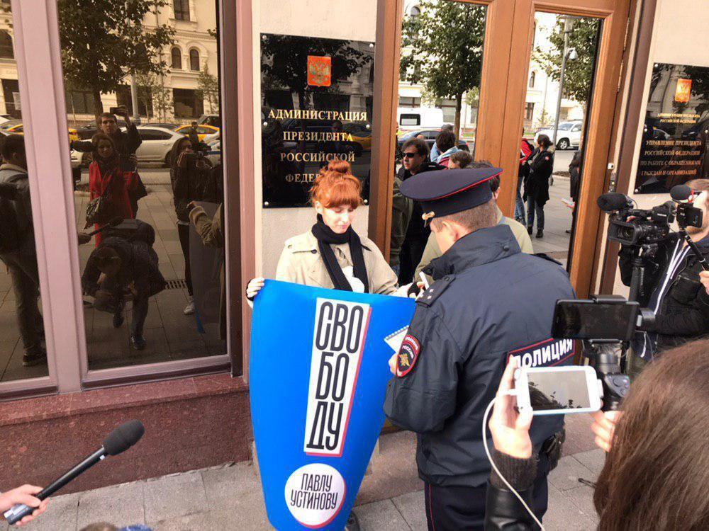 "Свободу Павлу Устинову!" Российские звезды вышли на пикет в поддержку осужденного актера