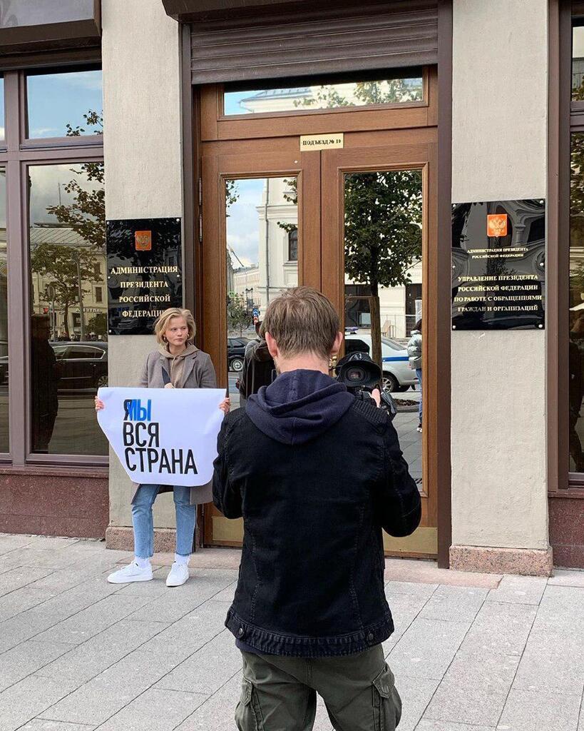 "Свободу Павлу Устинову!" Российские звезды вышли на пикет в поддержку осужденного актера