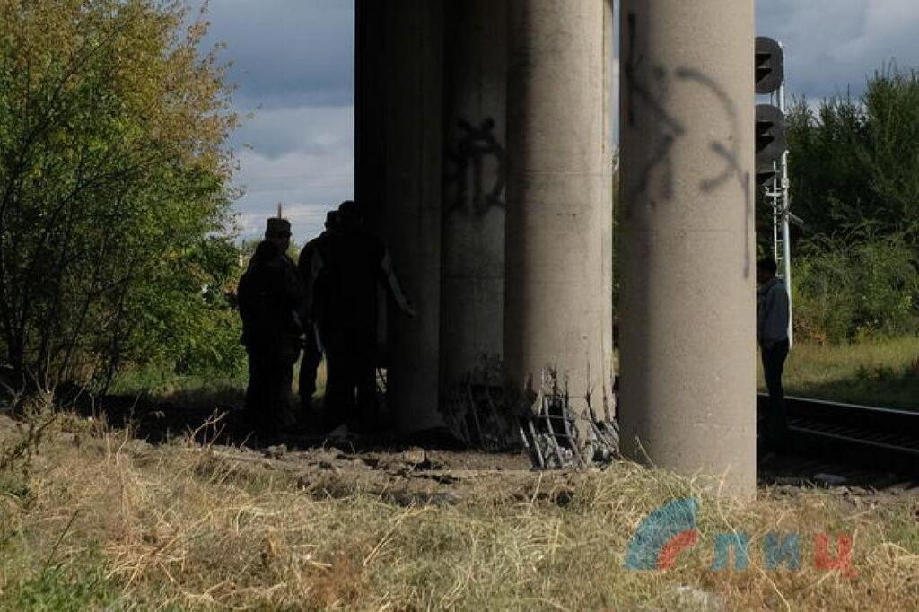 Поврежденные опоры моста в Луганске