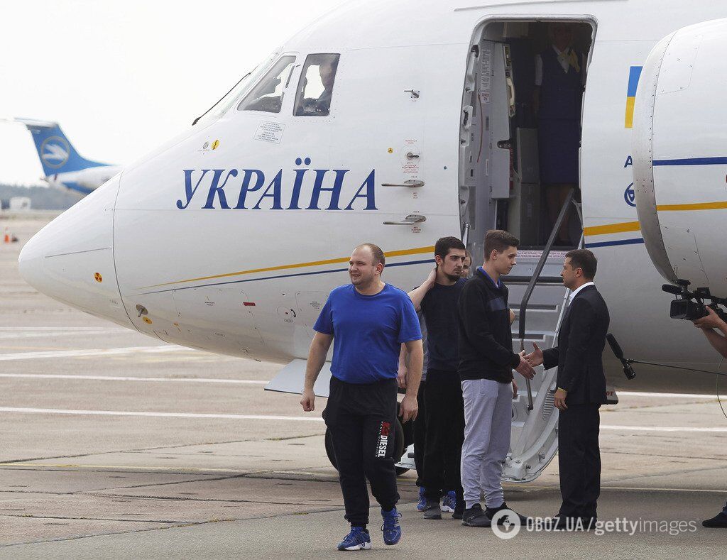 Президент Владимир Зеленский встречает украинских пленных
