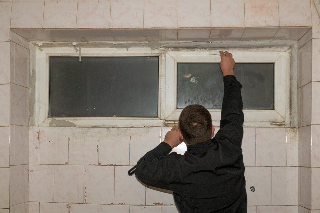 В Днепре парень лез в окно общежития