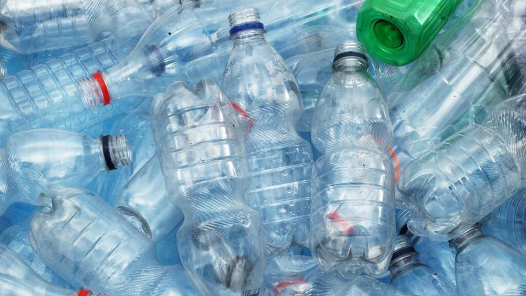 Небезпечні хімічні речовини з пластика легко потрапляють у воду