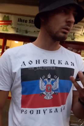 Мужчина в футболке "ДНР"