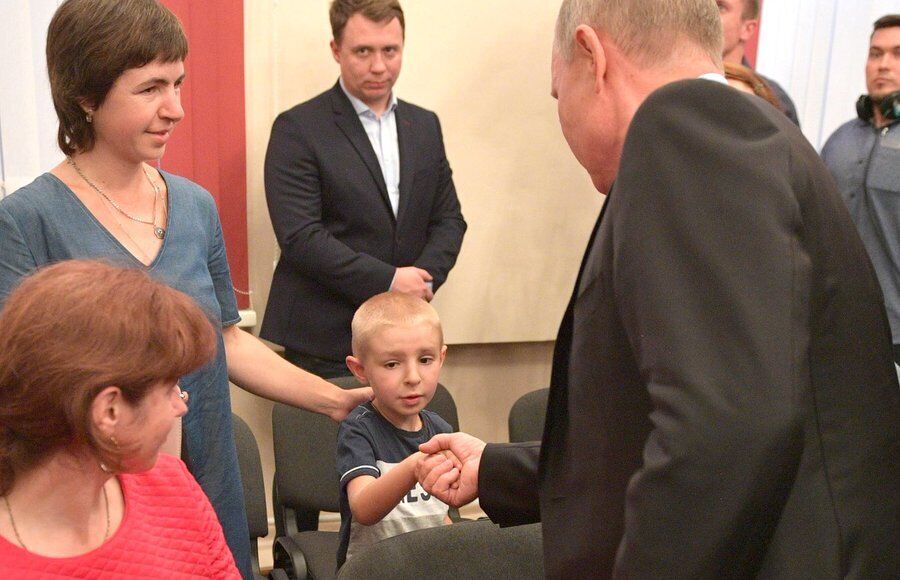 Путин поздоровался с мальчиком из Тулуна