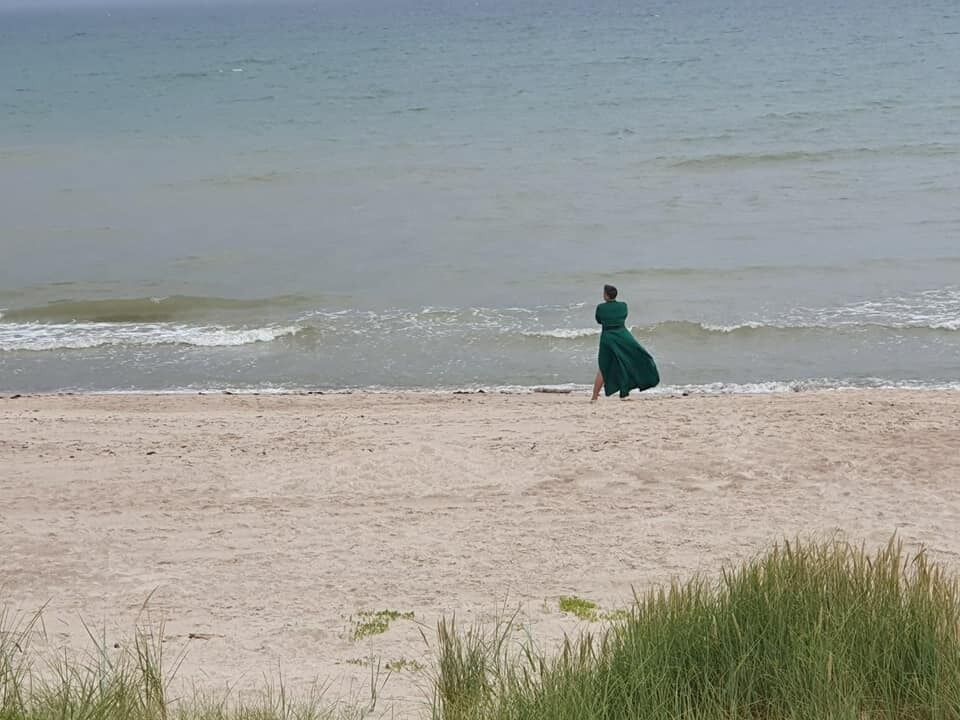 Надія Савченко на березі Балтійського моря