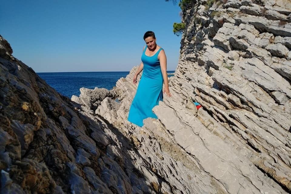 Надія Савченко позує у блакитній сукні на узбережжі Адріатики
