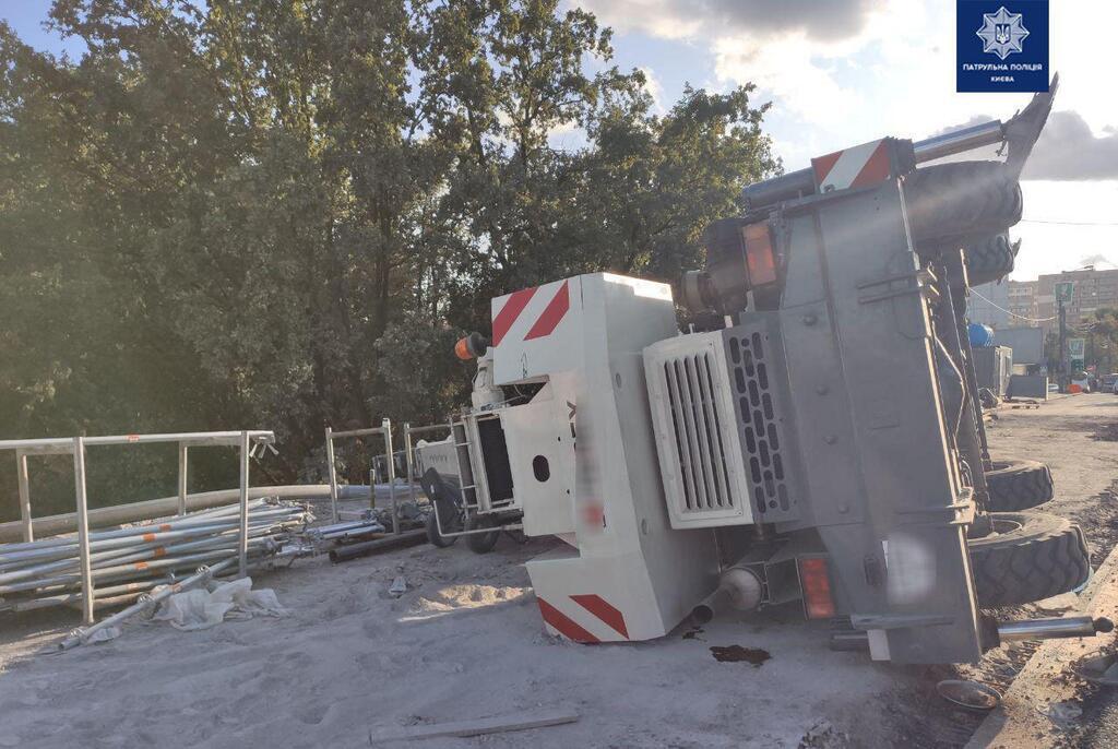 У Києві впав підйомний кран