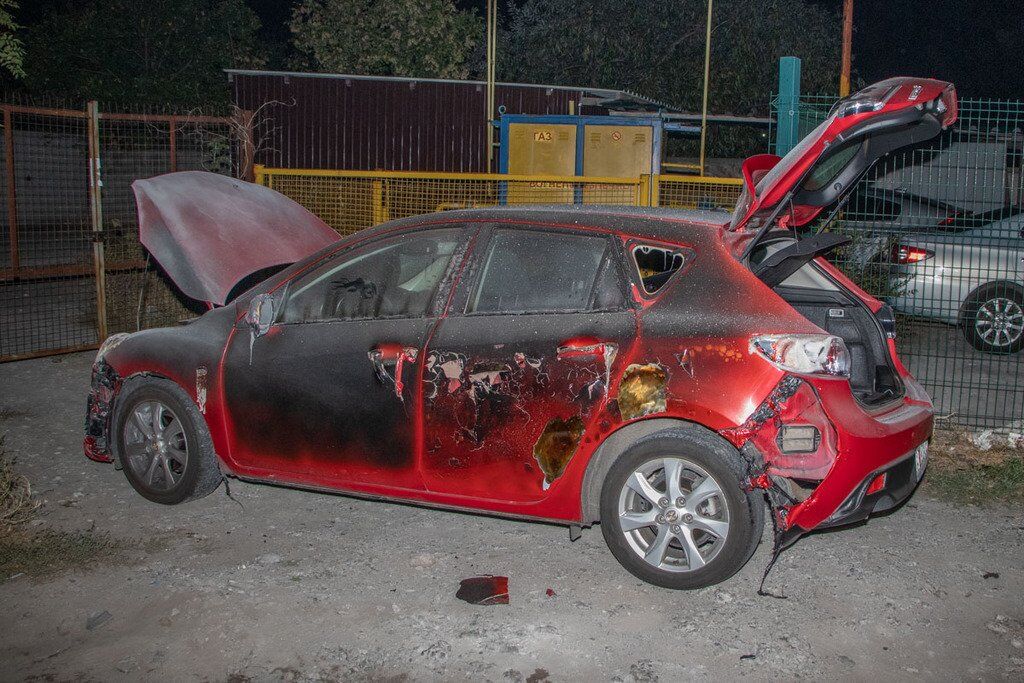 В Днепре сгорели автомобили на стоянке: фото