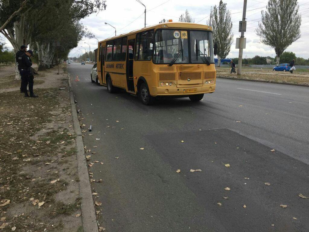 В Днепре школьный автобус сбил мужчину
