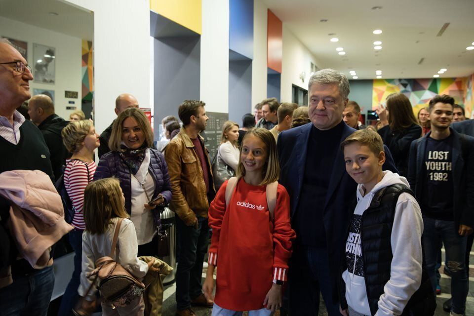 Петро Порошенко з родиною на фільмі "Заборонений"