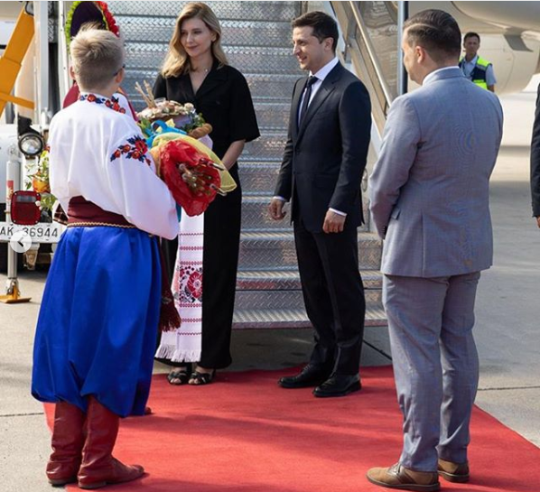 Олена Зеленська в Канаді – чорна сукня та відкриті босоніжки