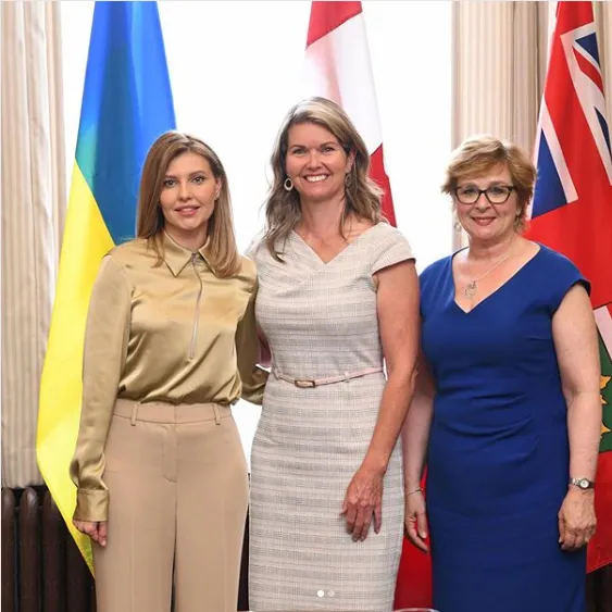 Елена Зеленская с канадскими чиновниками – бежевые брюки и атласная блузка
