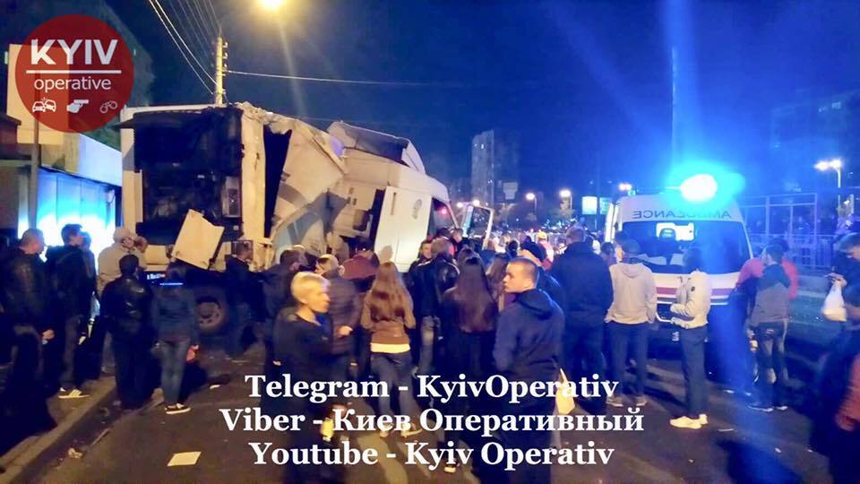 В Киеве фура протаранила остановку