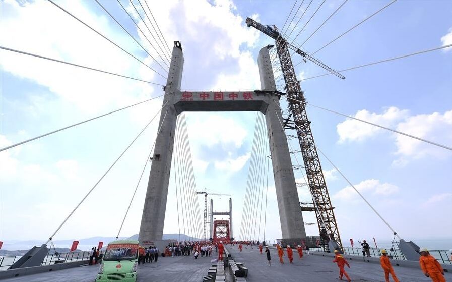 Зведення мосту біля узбережжя міста Фучжоу, Китай