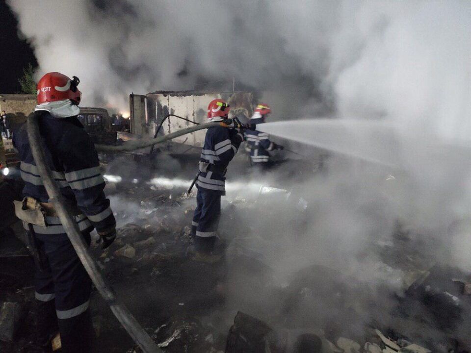 В Голосеевском районе Киева, на улице Промышленная, 4, вспыхнул масштабный пожар