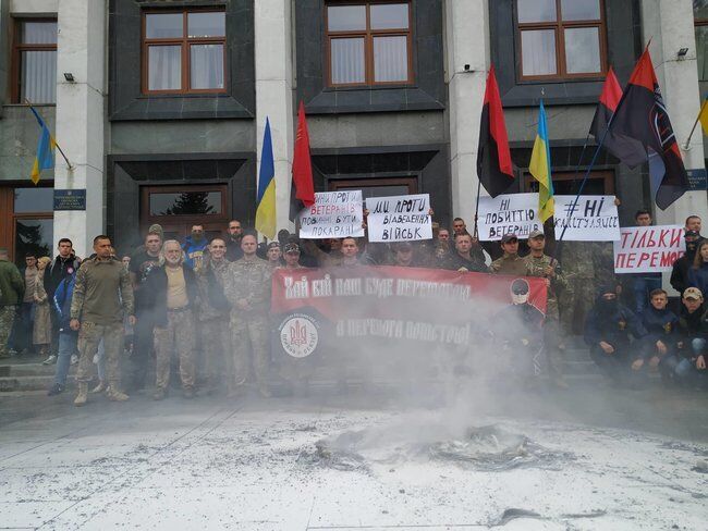 "Нет капитуляции!" В Тернополе военные устроили "майдан" из-за Донбасса. Фото и видео