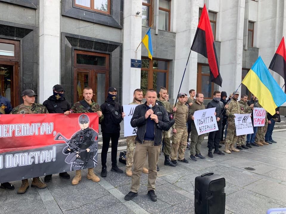 "Ні капітуляції!" У Тернополі військові влаштували "майдан" через Донбас. Фото та відео