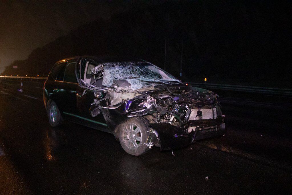 На Столичном шоссе водитель легкового автомобиля Кіа на полном ходу влетел в прицеп фуры