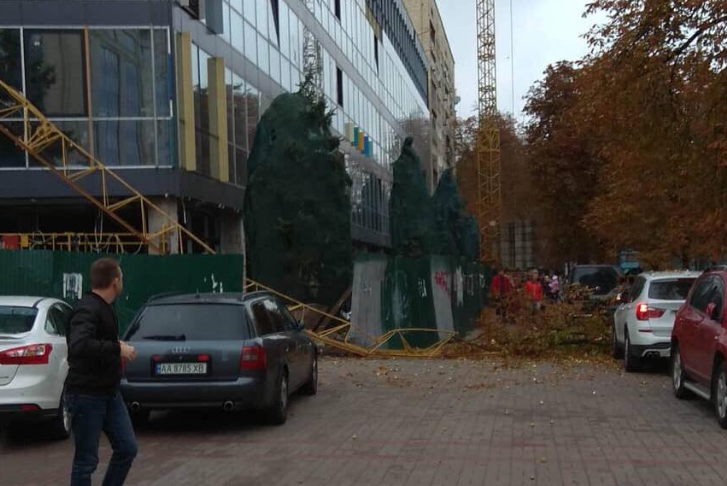В Киеве упал кран