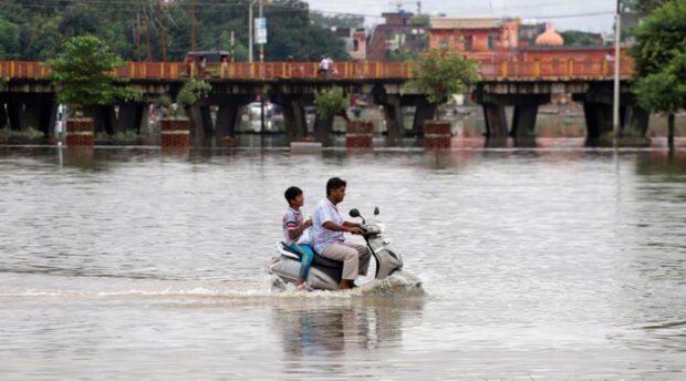 В Индии сильное наводнение убило более 100 человек